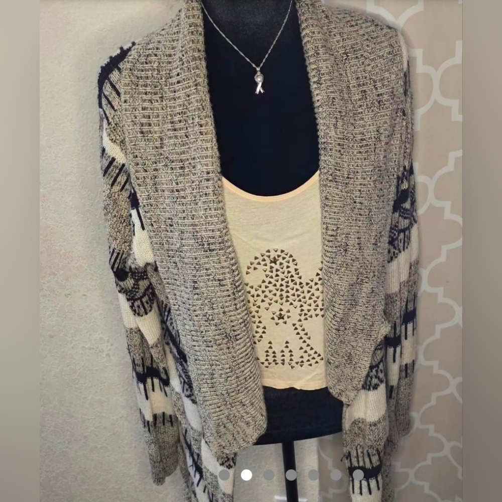 Charlotte Russe Gray and Black Patterned Cardigan